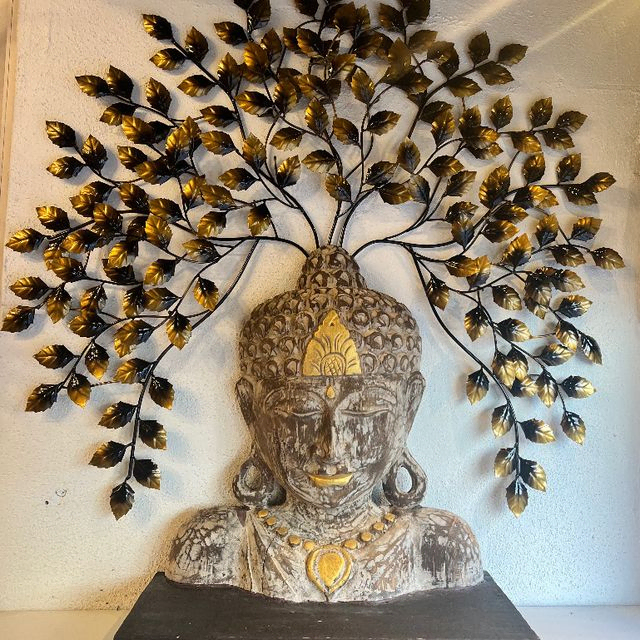 Buddha-hode med blader av metall