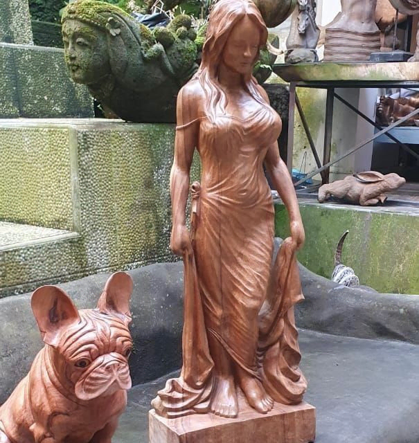 Kvinnelig figur skulptert i treverk