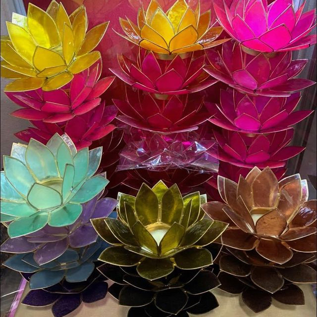 Håndlagde lotuslysestaker i ulike farger